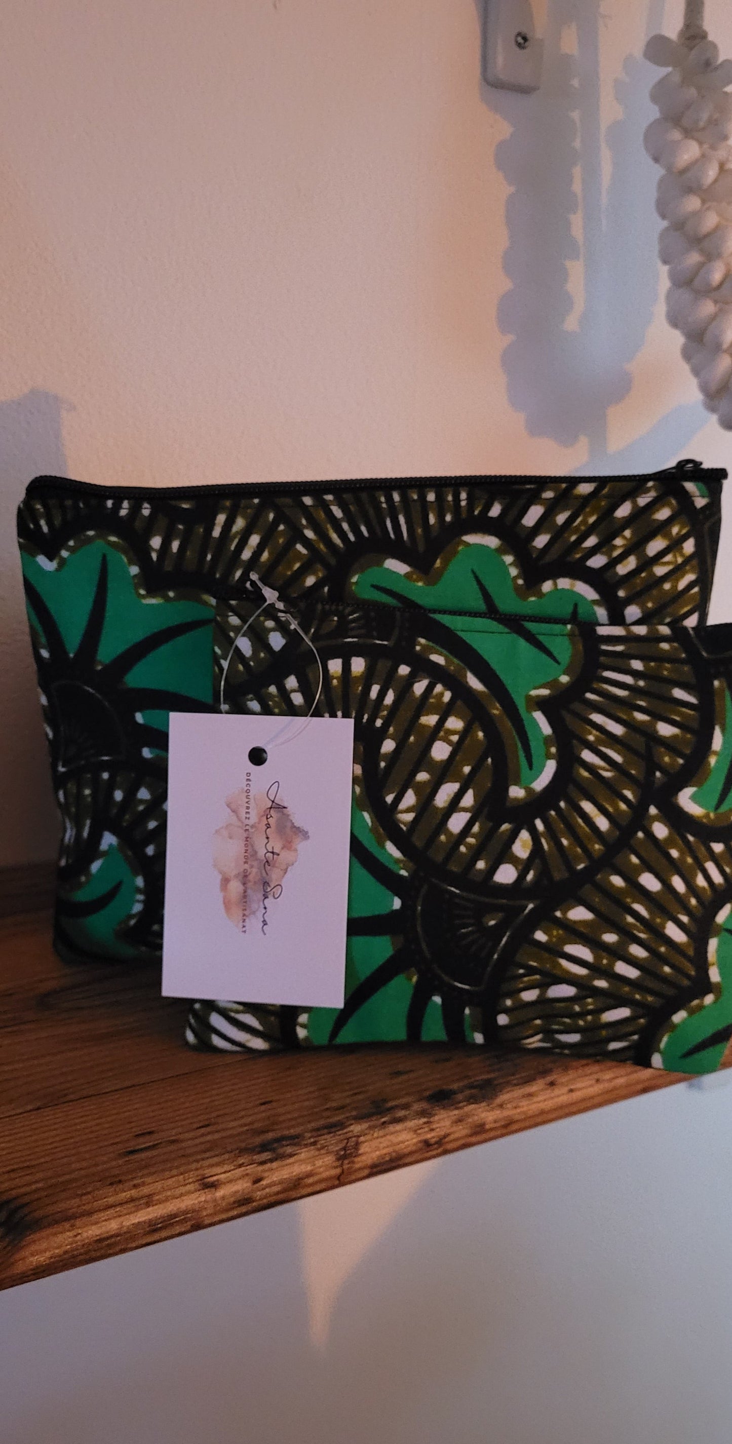 Chaque duo se compose de deux pochettes zippées assorties, pensées pour accompagner vos gestes du quotidien avec beauté et simplicité : trousse de maquillage, pochette de sac, organiseur de voyage ou accessoire de sortie.