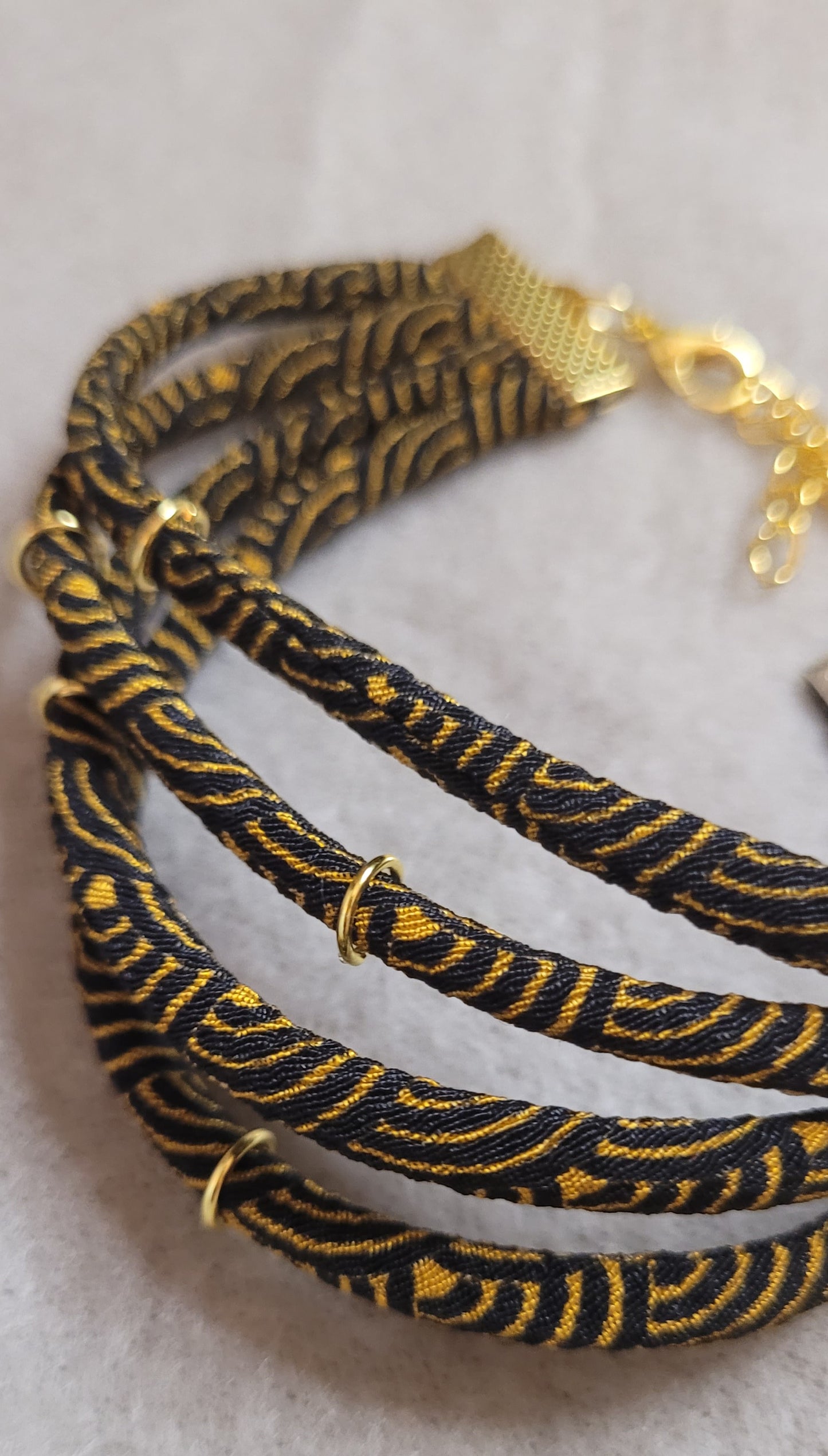 Des bracelets qui célèbrent l’attachement, la fierté et la transmission.