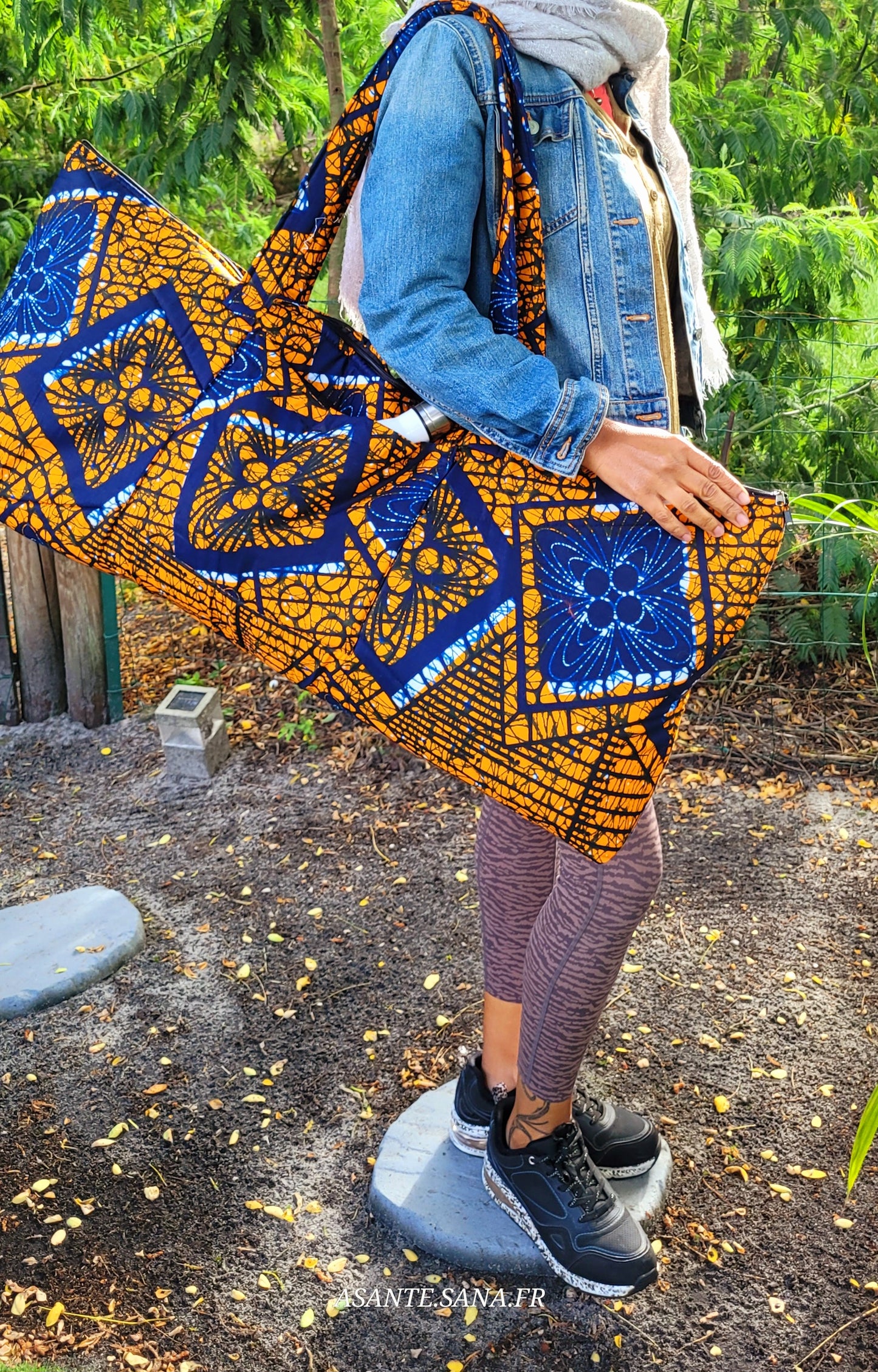 Chaque sac a été pensé pour accompagner les femmes et les hommes en quête d’équilibre, que ce soit en salle de yoga, en studio, à la plage ou lors de leurs escapades sportives.
