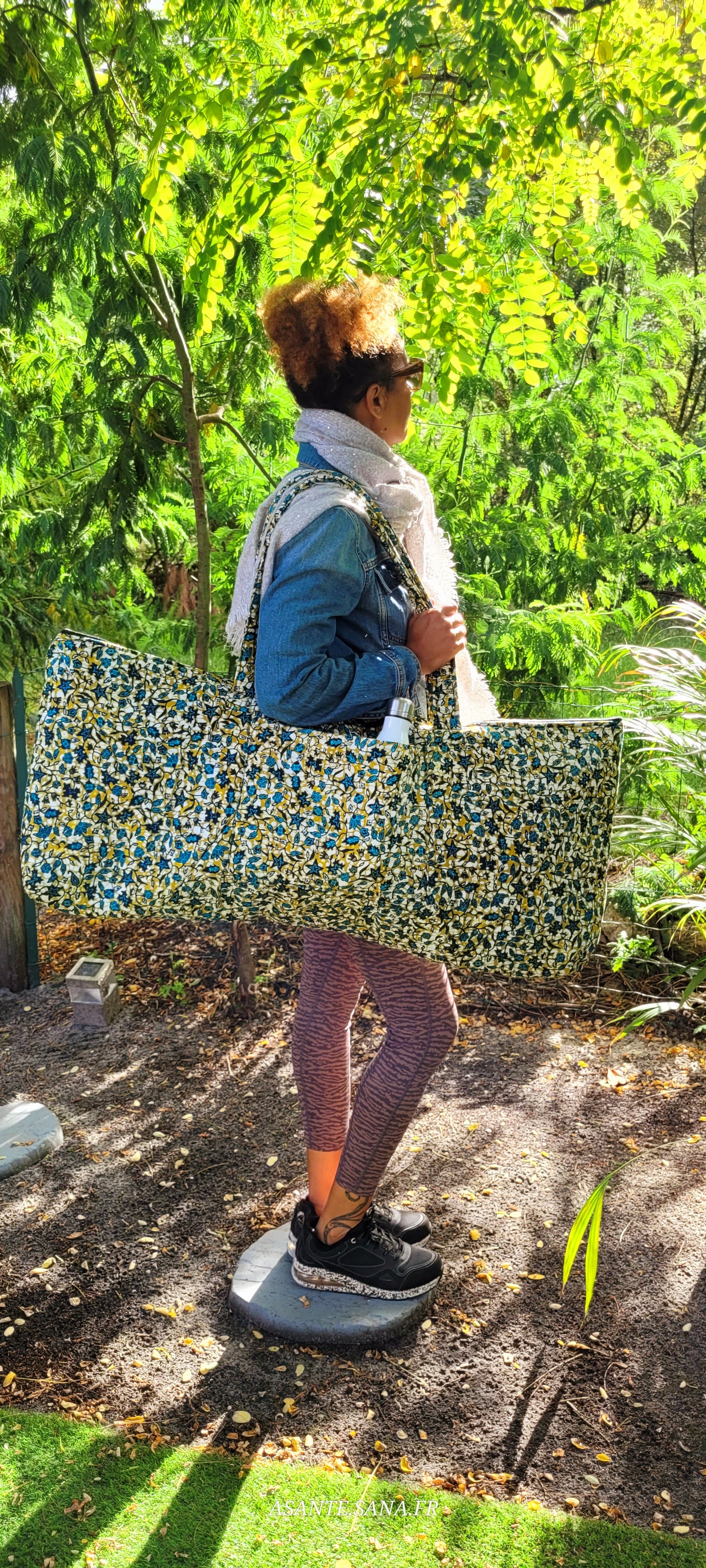 Chaque sac a été pensé pour accompagner les femmes et les hommes en quête d’équilibre, que ce soit en salle de yoga, en studio, à la plage ou lors de leurs escapades sportives.
