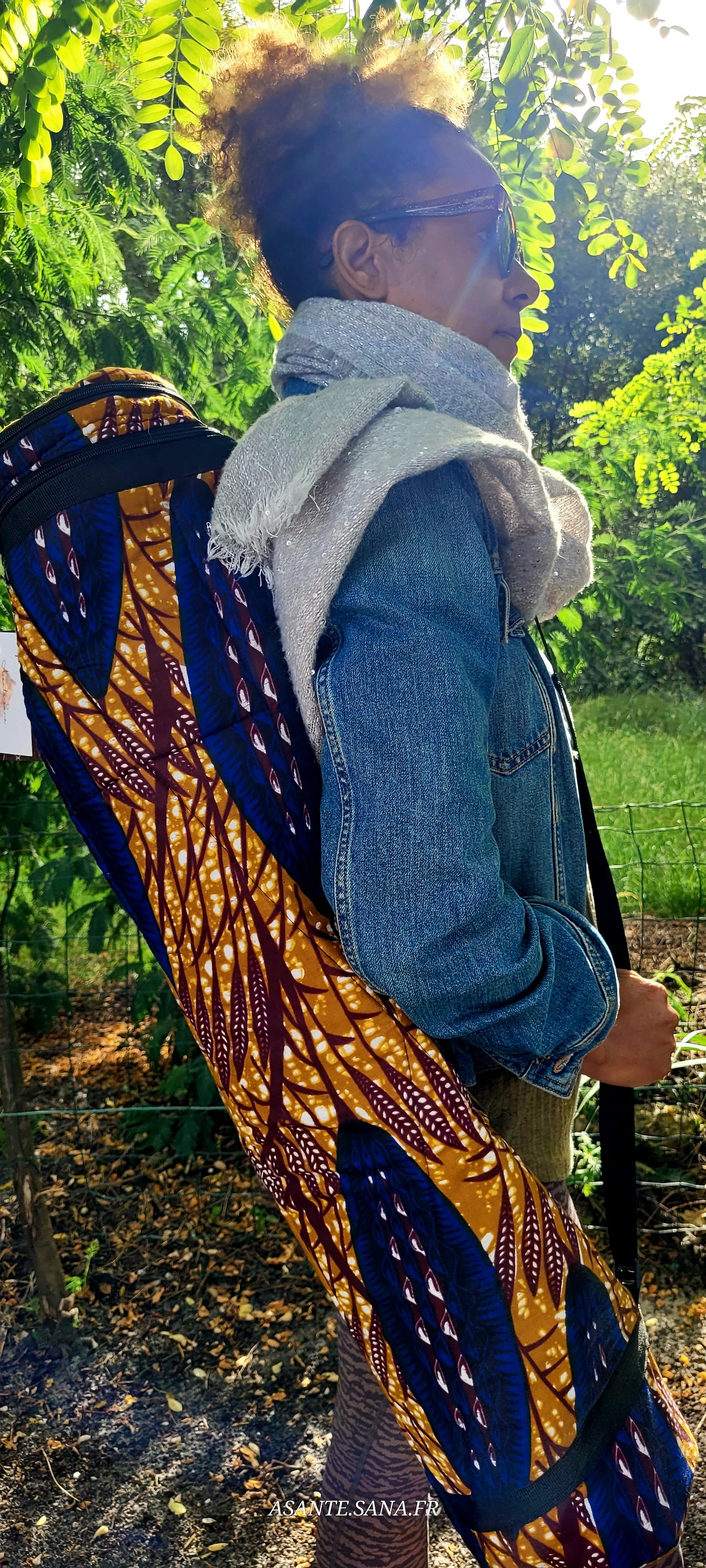 ☀️ ZAWADI – Sac tube en wax pour tapis de yoga
Fait main dans un magnifique wax africain, Zawadi est un sac tube matelassé, parfait pour transporter un tapis de yoga, une serviette et quelques essentiels. Léger et pratique, il s’ouvre par une fermeture circulaire zippée sur le dessus, et possède une poche extérieure également zippée pour les petits objets.
“Zawadi” signifie cadeau en swahili – un clin d’œil à ce que l’on s’offre à soi-même.
