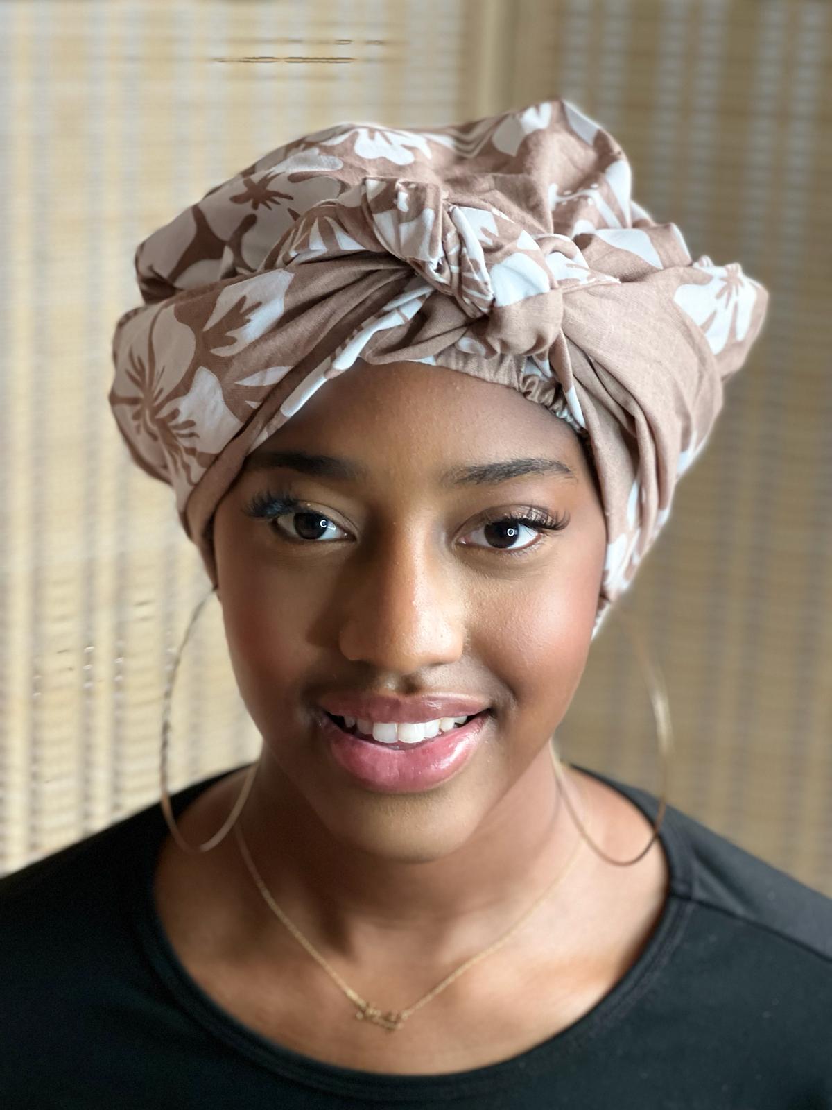 Maré Tèt, c’est bien plus qu’un foulard : c’est un langage, un art vivant, une mémoire tressée autour de soi.