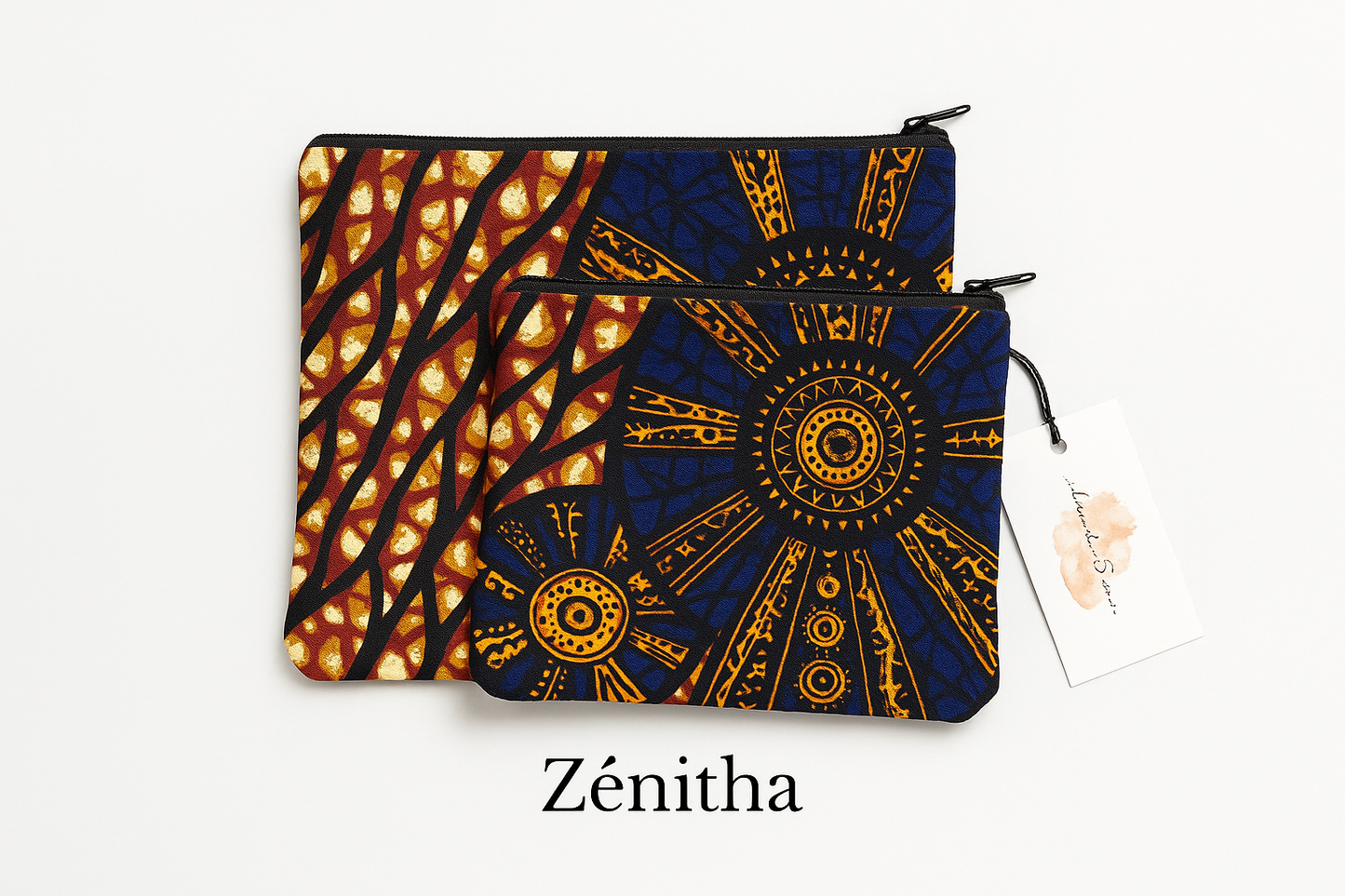 Chaque duo se compose de deux pochettes zippées assorties, pensées pour accompagner vos gestes du quotidien avec beauté et simplicité : trousse de maquillage, pochette de sac, organiseur de voyage ou accessoire de sortie.