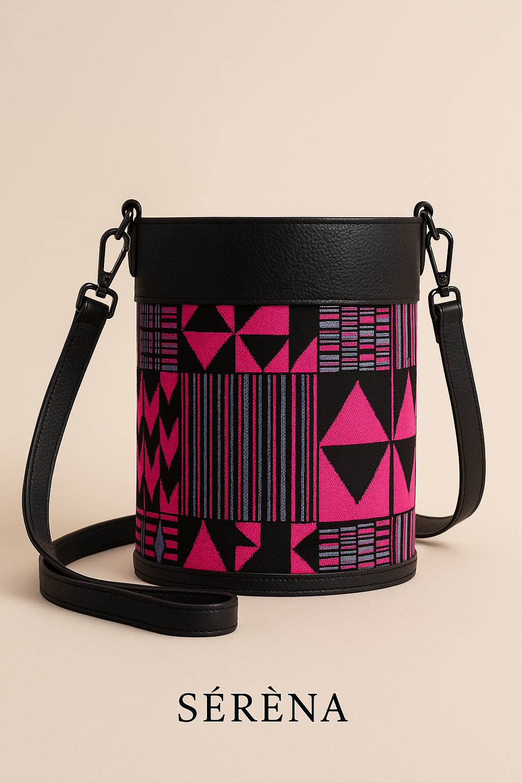 ce sac incarne une féminité moderne et solaire.