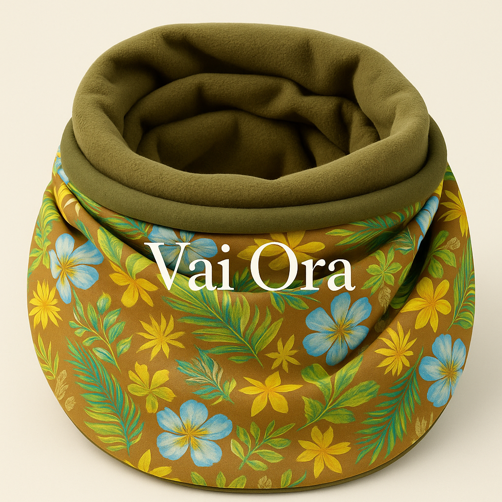 Chaque modèle est entièrement doublé de polaire ultra-douce et réalisé à la main avec des tissus traditionnels tels que le madras antillais, le Wax , le shirimen japonais ou encore des tissus océaniens aux motifs inspirants.