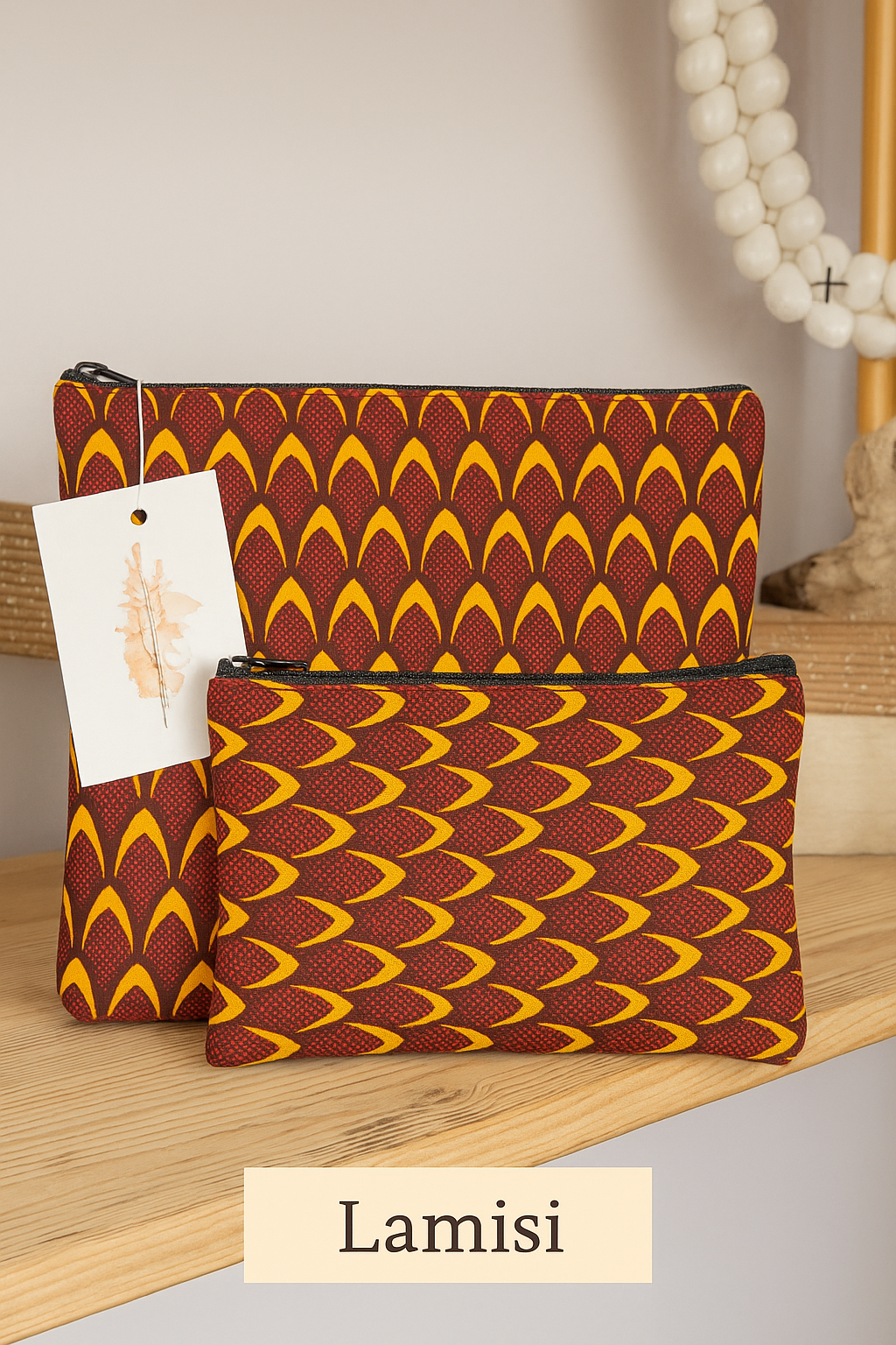 Chaque duo se compose de deux pochettes zippées assorties, pensées pour accompagner vos gestes du quotidien avec beauté et simplicité : trousse de maquillage, pochette de sac, organiseur de voyage ou accessoire de sortie.