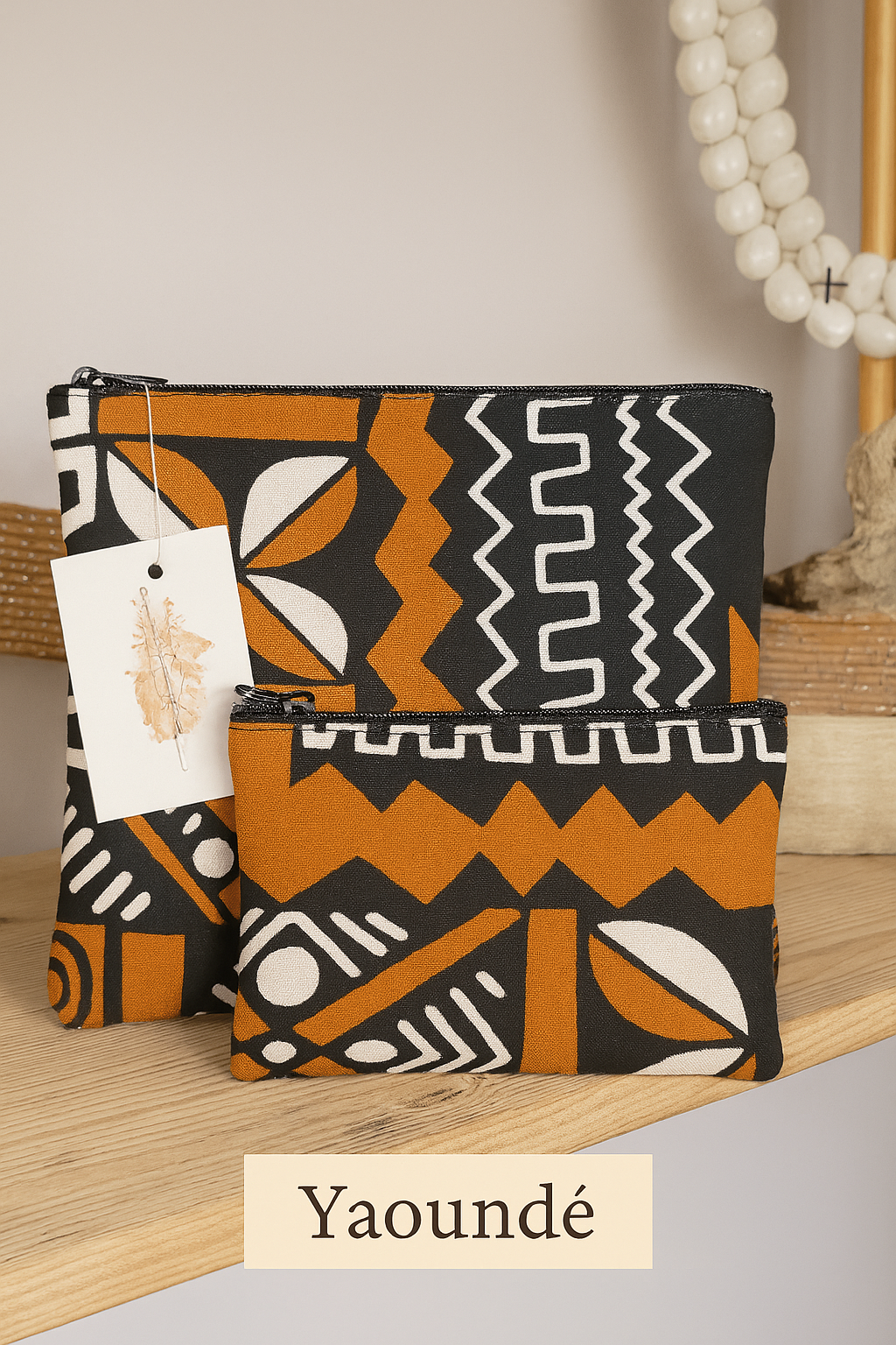 Chaque duo se compose de deux pochettes zippées assorties, pensées pour accompagner vos gestes du quotidien avec beauté et simplicité : trousse de maquillage, pochette de sac, organiseur de voyage ou accessoire de sortie.