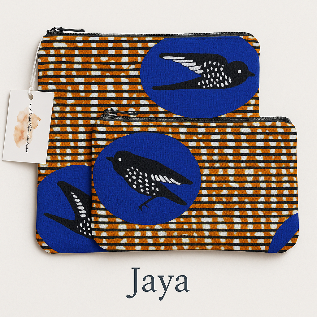 Chaque duo se compose de deux pochettes zippées assorties, pensées pour accompagner vos gestes du quotidien avec beauté et simplicité : trousse de maquillage, pochette de sac, organiseur de voyage ou accessoire de sortie.