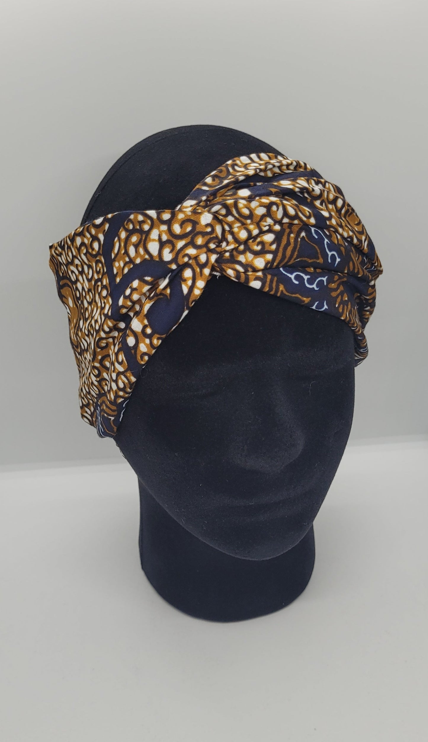Pensés pour s’adapter à toutes les textures de cheveux, ces bandeaux torsadés à élastique intégré offrent maintien, confort et élégance.