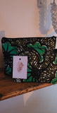 Chaque duo se compose de deux pochettes zippées assorties, pensées pour accompagner vos gestes du quotidien avec beauté et simplicité : trousse de maquillage, pochette de sac, organiseur de voyage ou accessoire de sortie.