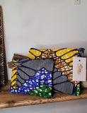 Chaque duo se compose de deux pochettes zippées assorties, pensées pour accompagner vos gestes du quotidien avec beauté et simplicité : trousse de maquillage, pochette de sac, organiseur de voyage ou accessoire de sortie.