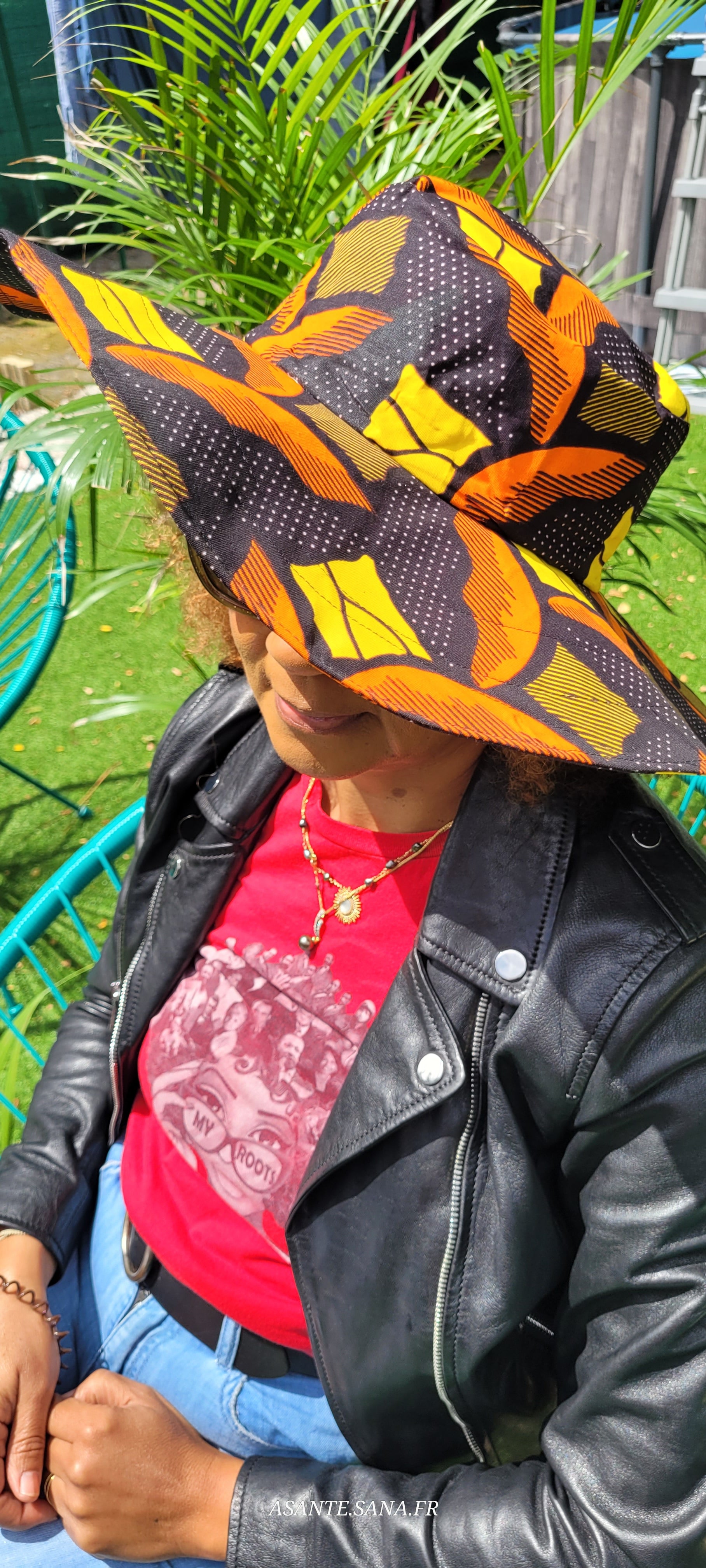 (Évoque à la fois l’ombre protectrice du chapeau et l’intensité des couleurs et des cultures qu’il incarne. Élégant, évocateur, et fort visuellement.)