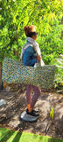 Chaque sac a été pensé pour accompagner les femmes et les hommes en quête d’équilibre, que ce soit en salle de yoga, en studio, à la plage ou lors de leurs escapades sportives.
