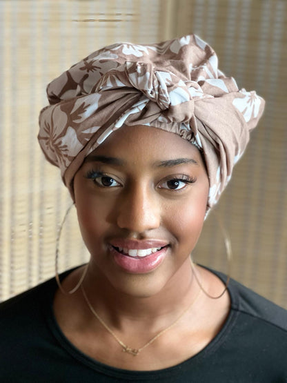 Maré Tèt, c’est bien plus qu’un foulard : c’est un langage, un art vivant, une mémoire tressée autour de soi.