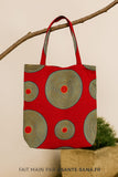 Chaque sac est une pièce unique, confectionnée avec soin dans notre atelier, et pensée pour vous accompagner au quotidien avec style, éthique et caractère.