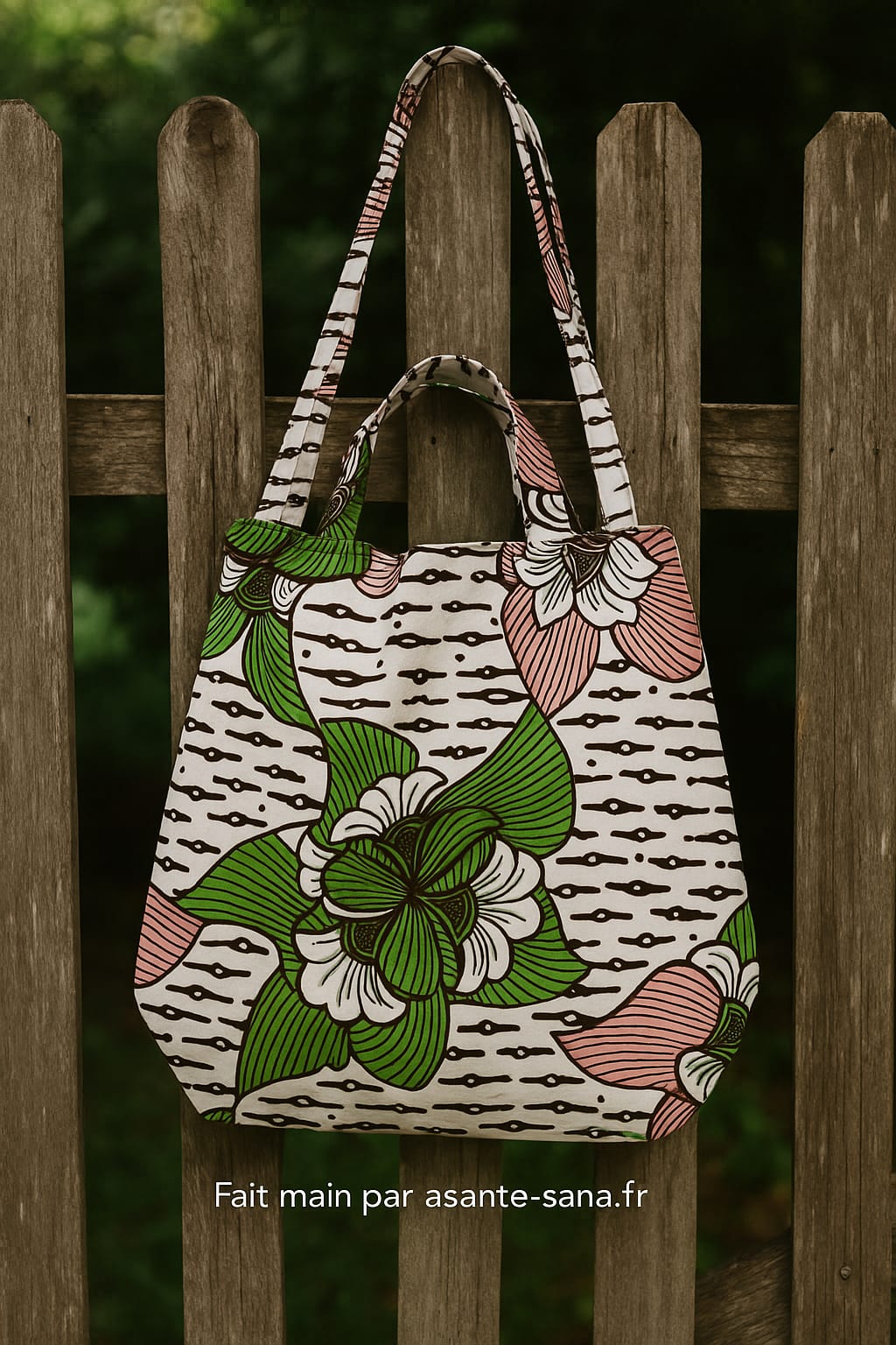 Chaque sac est une pièce unique, confectionnée avec soin dans notre atelier, et pensée pour vous accompagner au quotidien avec style, éthique et caractère.