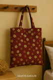 Chaque sac est une pièce unique, confectionnée avec soin dans notre atelier, et pensée pour vous accompagner au quotidien avec style, éthique et caractère.