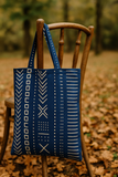 Chaque sac est une pièce unique, confectionnée avec soin dans notre atelier, et pensée pour vous accompagner au quotidien avec style, éthique et caractère.