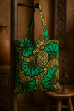 Chaque sac est une pièce unique, confectionnée avec soin dans notre atelier, et pensée pour vous accompagner au quotidien avec style, éthique et caractère.