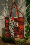 Chaque sac est une pièce unique, confectionnée avec soin dans notre atelier, et pensée pour vous accompagner au quotidien avec style, éthique et caractère.