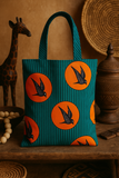 Chaque sac est une pièce unique, confectionnée avec soin dans notre atelier, et pensée pour vous accompagner au quotidien avec style, éthique et caractère.