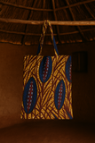 Chaque sac est une pièce unique, confectionnée avec soin dans notre atelier, et pensée pour vous accompagner au quotidien avec style, éthique et caractère.