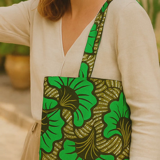 Chaque sac est une pièce unique, confectionnée avec soin dans notre atelier, et pensée pour vous accompagner au quotidien avec style, éthique et caractère.