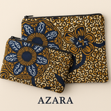 Chaque duo se compose de deux pochettes zippées assorties, pensées pour accompagner vos gestes du quotidien avec beauté et simplicité : trousse de maquillage, pochette de sac, organiseur de voyage ou accessoire de sortie.