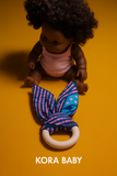 Offrez à bébé un moment de douceur, de soulagement et d’éveil sensoriel avec nos anneaux de dentition faits main dans des tissus du monde entier.