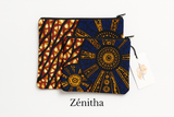 Chaque duo se compose de deux pochettes zippées assorties, pensées pour accompagner vos gestes du quotidien avec beauté et simplicité : trousse de maquillage, pochette de sac, organiseur de voyage ou accessoire de sortie.