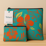 Chaque duo se compose de deux pochettes zippées assorties, pensées pour accompagner vos gestes du quotidien avec beauté et simplicité : trousse de maquillage, pochette de sac, organiseur de voyage ou accessoire de sortie.