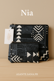 Chaque duo se compose de deux pochettes zippées assorties, pensées pour accompagner vos gestes du quotidien avec beauté et simplicité : trousse de maquillage, pochette de sac, organiseur de voyage ou accessoire de sortie.