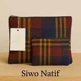 Chaque duo se compose de deux pochettes zippées assorties, pensées pour accompagner vos gestes du quotidien avec beauté et simplicité : trousse de maquillage, pochette de sac, organiseur de voyage ou accessoire de sortie.