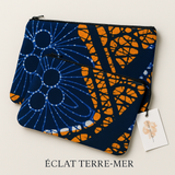 Chaque duo se compose de deux pochettes zippées assorties, pensées pour accompagner vos gestes du quotidien avec beauté et simplicité : trousse de maquillage, pochette de sac, organiseur de voyage ou accessoire de sortie.