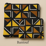 Chaque duo se compose de deux pochettes zippées assorties, pensées pour accompagner vos gestes du quotidien avec beauté et simplicité : trousse de maquillage, pochette de sac, organiseur de voyage ou accessoire de sortie.