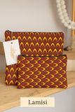 Chaque duo se compose de deux pochettes zippées assorties, pensées pour accompagner vos gestes du quotidien avec beauté et simplicité : trousse de maquillage, pochette de sac, organiseur de voyage ou accessoire de sortie.