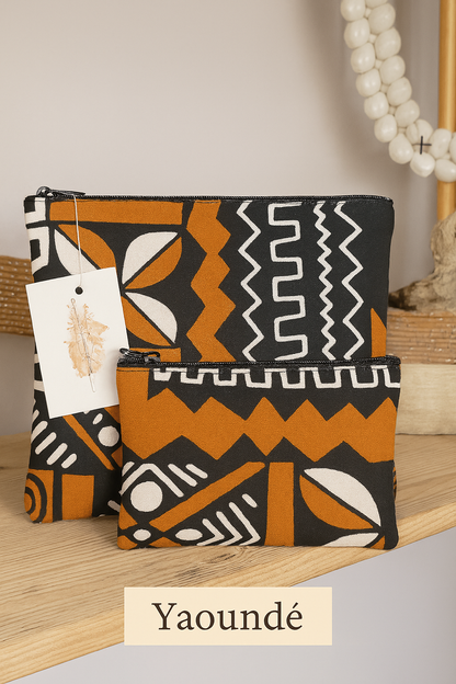 Chaque duo se compose de deux pochettes zippées assorties, pensées pour accompagner vos gestes du quotidien avec beauté et simplicité : trousse de maquillage, pochette de sac, organiseur de voyage ou accessoire de sortie.