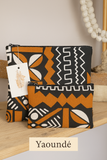 Chaque duo se compose de deux pochettes zippées assorties, pensées pour accompagner vos gestes du quotidien avec beauté et simplicité : trousse de maquillage, pochette de sac, organiseur de voyage ou accessoire de sortie.