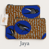 Chaque duo se compose de deux pochettes zippées assorties, pensées pour accompagner vos gestes du quotidien avec beauté et simplicité : trousse de maquillage, pochette de sac, organiseur de voyage ou accessoire de sortie.