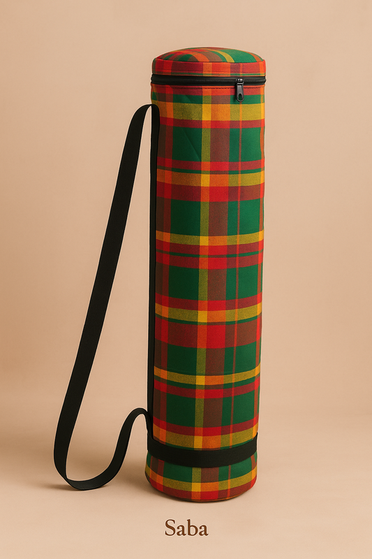 Chaque sac à tapis de yoga est entièrement cousu main dans notre atelier, en série limitée, à partir de tissus emblématiques