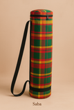 Chaque sac à tapis de yoga est entièrement cousu main dans notre atelier, en série limitée, à partir de tissus emblématiques