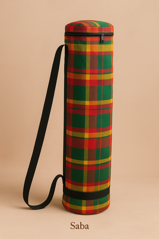 Chaque sac à tapis de yoga est entièrement cousu main dans notre atelier, en série limitée, à partir de tissus emblématiques