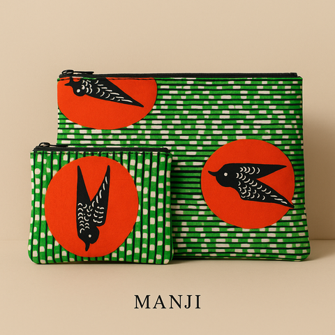 Chaque duo se compose de deux pochettes zippées assorties, pensées pour accompagner vos gestes du quotidien avec beauté et simplicité : trousse de maquillage, pochette de sac, organiseur de voyage ou accessoire de sortie.