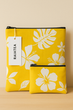 Chaque duo se compose de deux pochettes zippées assorties, pensées pour accompagner vos gestes du quotidien avec beauté et simplicité : trousse de maquillage, pochette de sac, organiseur de voyage ou accessoire de sortie.