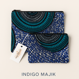 Chaque duo se compose de deux pochettes zippées assorties, pensées pour accompagner vos gestes du quotidien avec beauté et simplicité : trousse de maquillage, pochette de sac, organiseur de voyage ou accessoire de sortie.