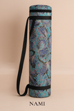 Chaque sac à tapis de yoga est entièrement cousu main dans notre atelier, en série limitée, à partir de tissus emblématiques