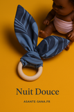 Offrez à bébé un moment de douceur, de soulagement et d’éveil sensoriel avec nos anneaux de dentition faits main dans des tissus du monde entier.